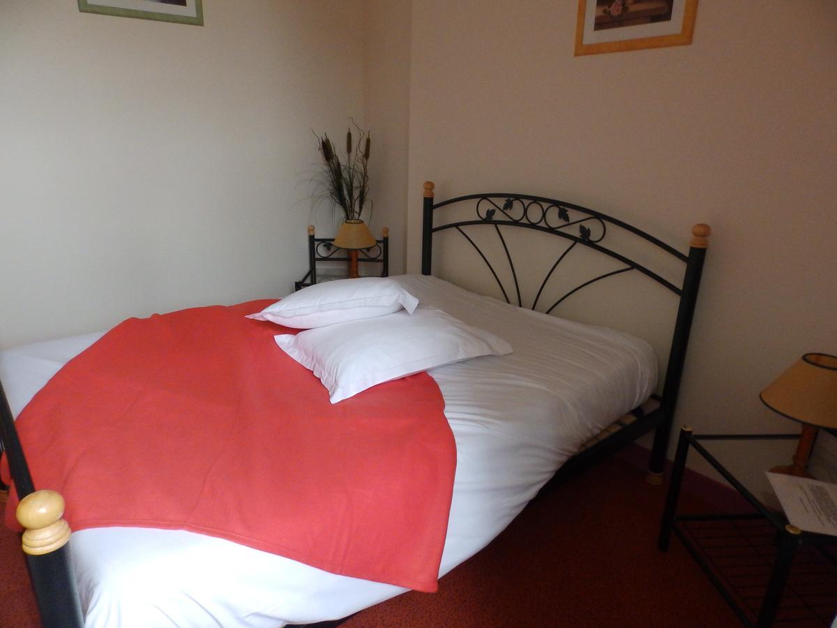Hôtel La Fontaine Aux Loups à Saint-Sulpice-le-Dunois Extérieur photo